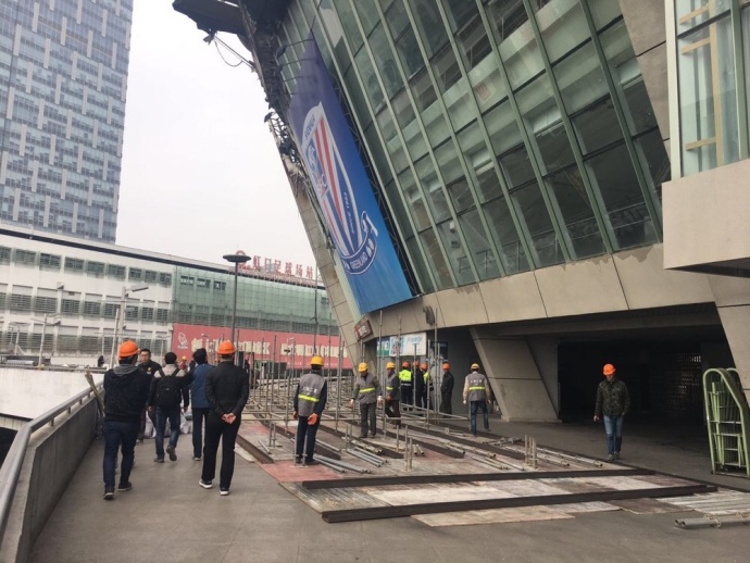 除了实地取景，影片为呈现最佳视效，动用航母跑车等大型装备实景拍摄，只为观众身临其境感受枪林弹雨、惊险爆破、飞车追逐等刺激的场面